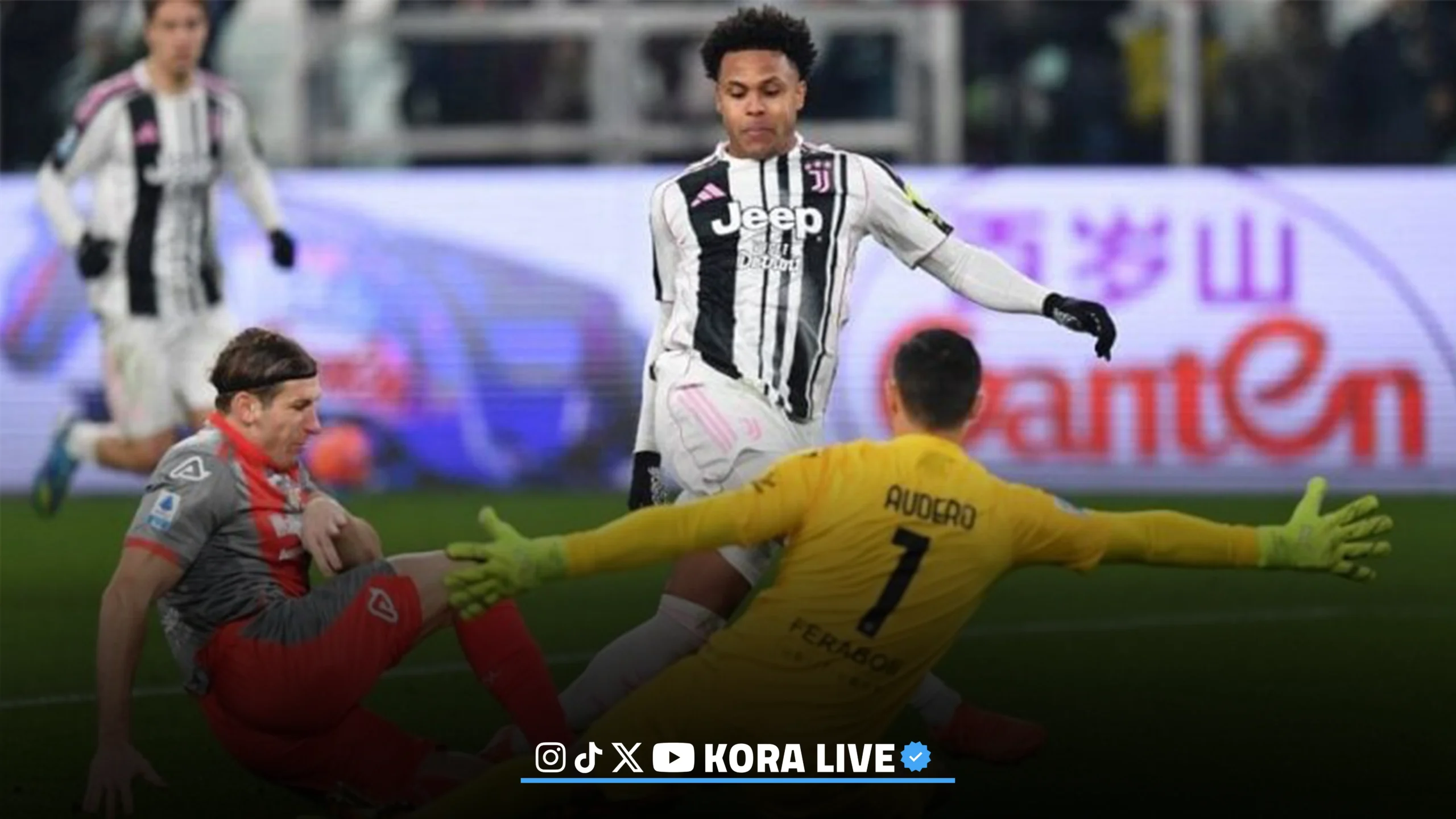 لاعبو يوفنتوس يحتفلون بفوز 5-0 على كريمونيسي في الدوري الإيطالي